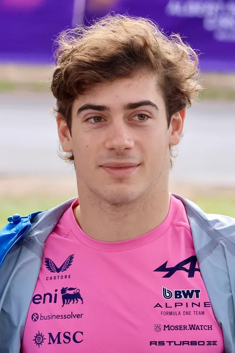 Franco Colapinto con la remera de Alpine en el paddock de Melbourne, 2026
